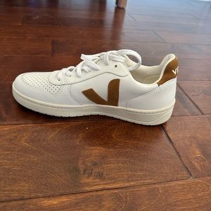 Never worn Men’s size 8 white Vejas with brown symbol